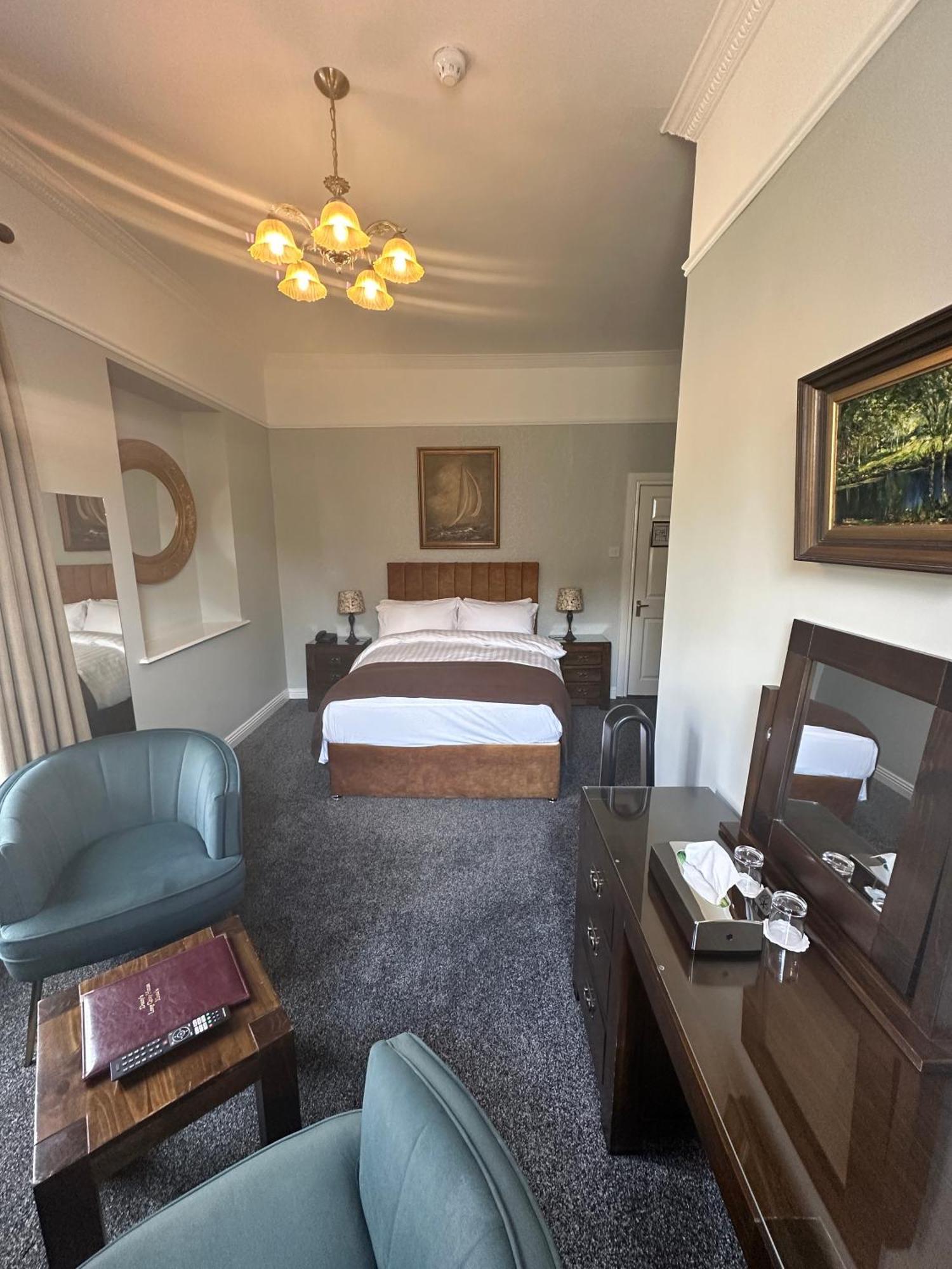 Отель Long Quay House Кинсэйл Экстерьер фото