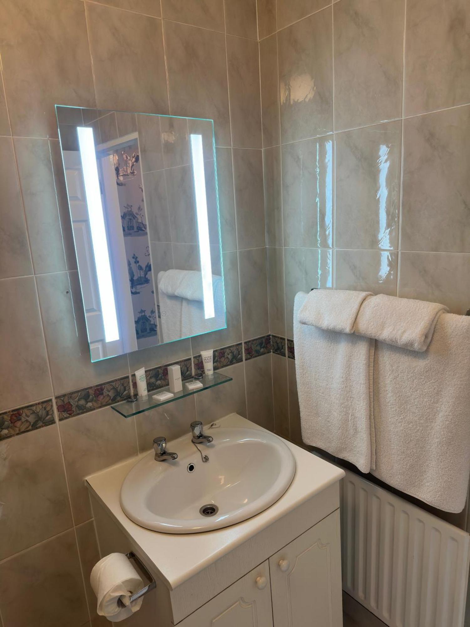 Отель Long Quay House Кинсэйл Экстерьер фото